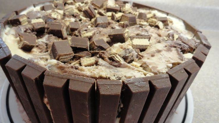 Get Ready For Dessert Heaven: Kit Kat Candy Bar Ice Cream Cake (Video)